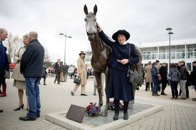 bestmatestatue_cheltenhamfestival.jpg