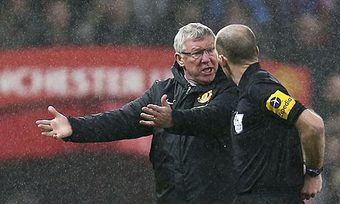 Alex Ferguson Ranting at the 4th Official on Boxing Day