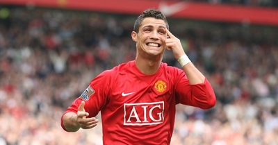 Manchester-United-Ronaldo-Signing-ahead-of-Wolves-game.jpg