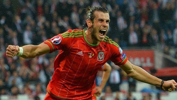 Gareth Bale celebrating for Wales.jpg