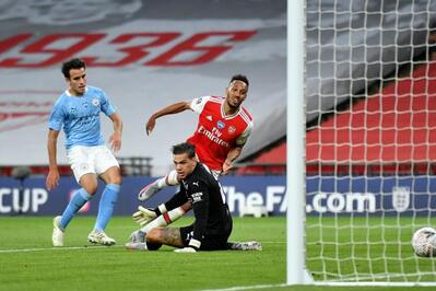 Aubameyang-Arenal-to-score-against-Manchester-city.jpg