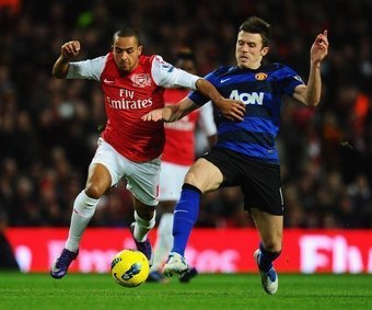 Walcott and Carrick tussle for possession