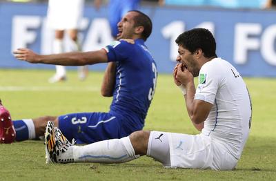Chiellini_Suarez_Bite_Incident_World_Cup_2014.jpg
